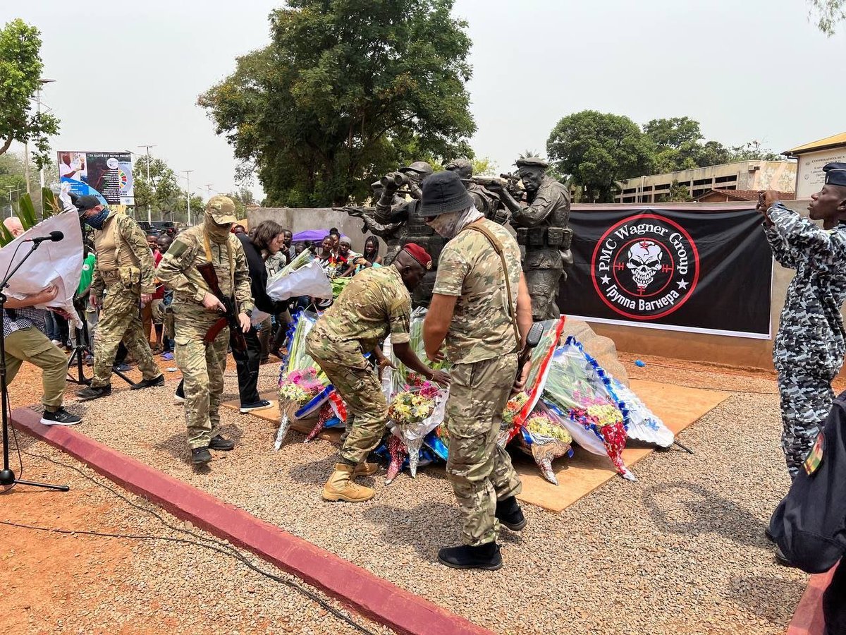 stopwagnergroup's tweet photo. In Bangui, a ceremony was held to commemorate #Wagner mercenaries on February 23. 

Russian instructors and representatives of the Central African military paid a tribute fallen fighters, including Evgeny #Prigozhin, Dmitry #Utkin and Valery Evgenevich Chekalov. https://t.co/hElxrctCO0