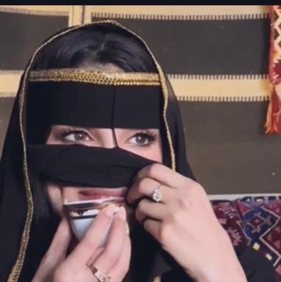 أنا قلبي يوم أشوفك يجي فيه رعشه
حب مدري شوق مدري غلا مدري شفاه 

أنت مثل الغيث لا مر له دار انعشه 
صح من قال اقرب الحي ويزيدك حياه.