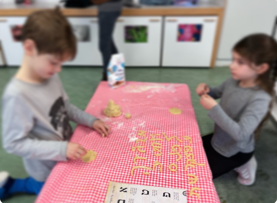 G1 had a language celebration for UN International Home Language Day. Volunteers read a story & led activities in their home languages. We had volunteers sharing Arabic, American Sign Language, Bulgarian, English, German, Hebrew, Hungarian, Japanese, Korean, & Mandarin! 🌍🌟