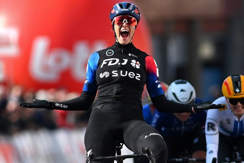 LeSecteurPave_'s tweet image. #GPSamyn 🇧🇪 

@VittoriaGuazzi1 s&apos;offre enfin le @GPSamyn! 

2024 🥇
2023 🥉
2022 🥉

4e succès pour l&apos;italienne de la @FDJ_SUEZ en carrière. 

#Guazzini #FDJSuez #LeSamynDesDames
