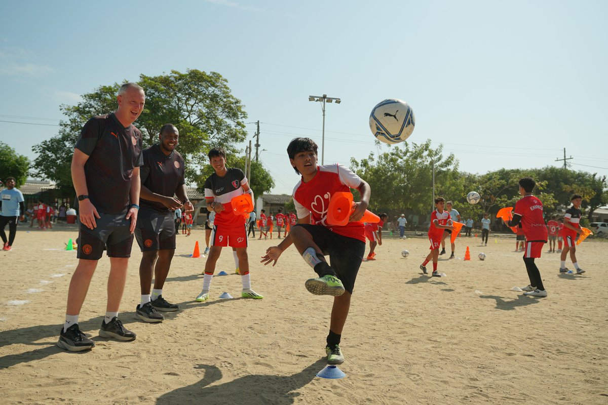 🤩¡Estamos en las noticias del Manchester City @ManCityES #CityzensGiving @Xylem !⚽🩵

📰👇😍 #YoungLeaderTraining

mancity.com/news/club/barr…

😎¡Fue un honor recibirlos en nuestra hermosa Barranquilla!  ⚽❤️💛💚