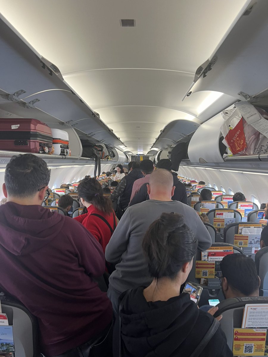 Turklerin kurallari esnetmeleri hatta kurallarin disina cikip cozumler uretmesi gercekten mukemmel . 1 saat once ucak schipol havalimanina indi ve körükteki ariza nedeniyle 1 saattir inemiyoruz. Turkiyede olsa bu kadar surede bizi en kotu ihtimalle halatla indirmislerdi. 🫤