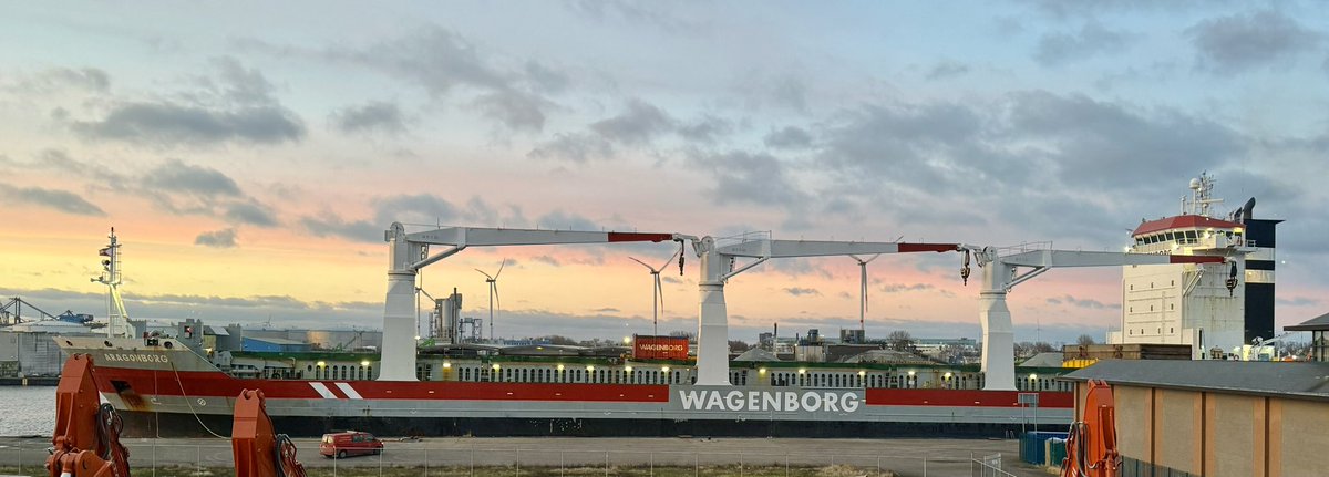 EdBerrevoets's tweet image. Er is niets mis met werken op kantoor. Zeker niet met uitzicht op een van de #schepen van je mooie #marinetravel klant #Wagenborg. Keurig afgemeerd naast de deur. #officeview