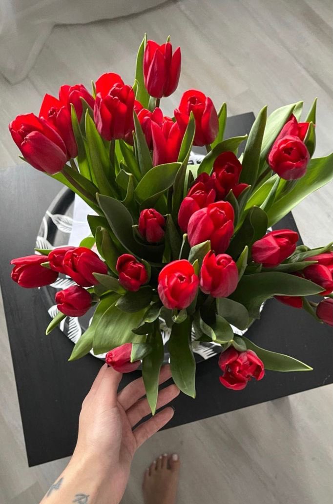 red tulips bouquet 💐