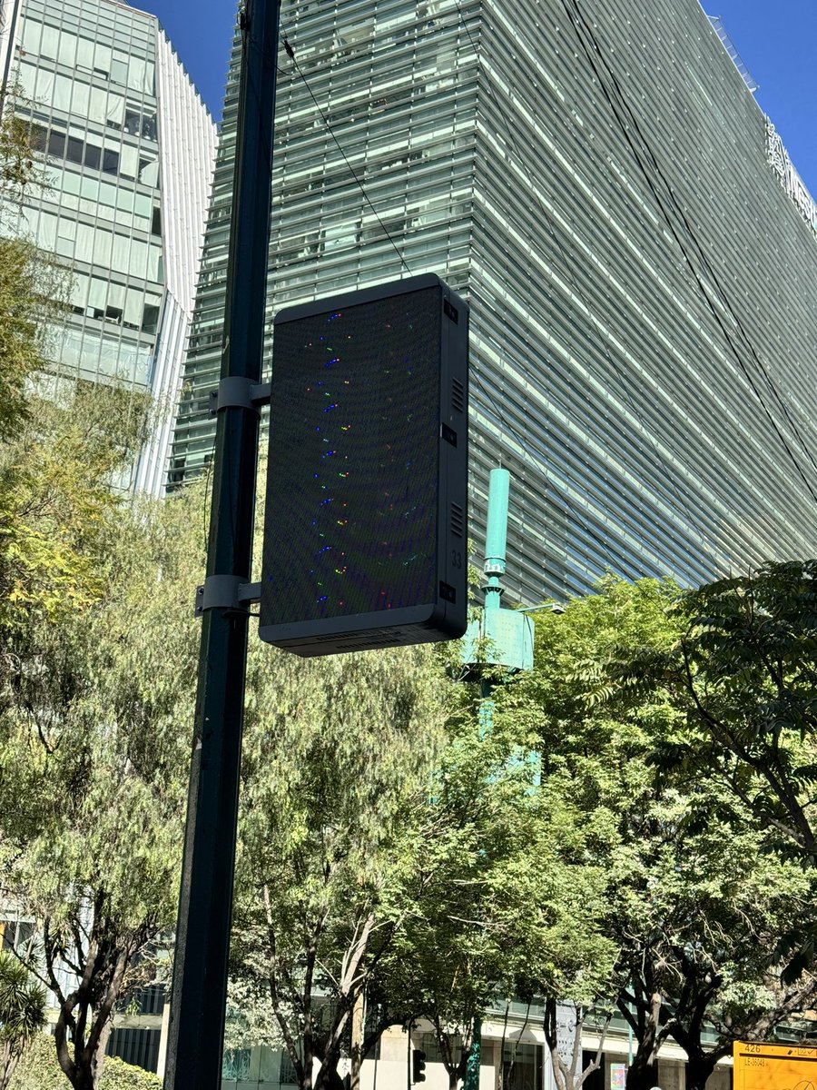 CdResiliente's tweet photo. @cesar_m_garrido @seduviCDMX @SOBSECDMX @mauriciotabe Miente usted 

Desde hace más de un año, la @AlcaldiaMHmx se ha negado a reimponer los sellos de suspensión que ordenó el @TJA_CDMX en el juicio de acción pública que promovimos. 

Los #GallardetesElectrónicos son promovidos y tolerados por ustedes. https://t.co/lQlKGa1LuG