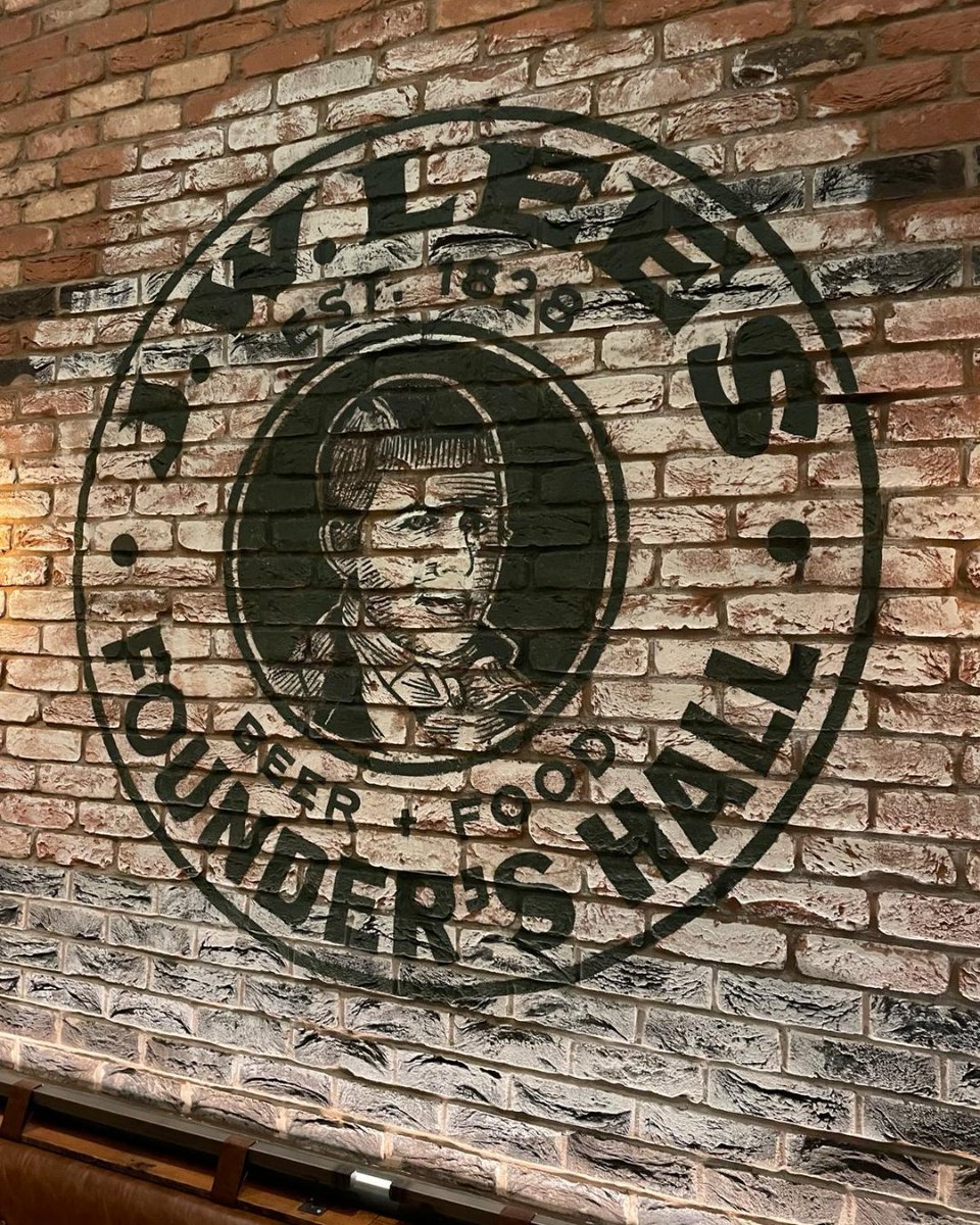 Cask Marque Head of Sales (North) Paul Chambers visited The new <a href="/JWLeesBrewery/">JW Lees</a> beer hall last night, which has been created as a temple to the nearly 200-year old family brewing company.🍻