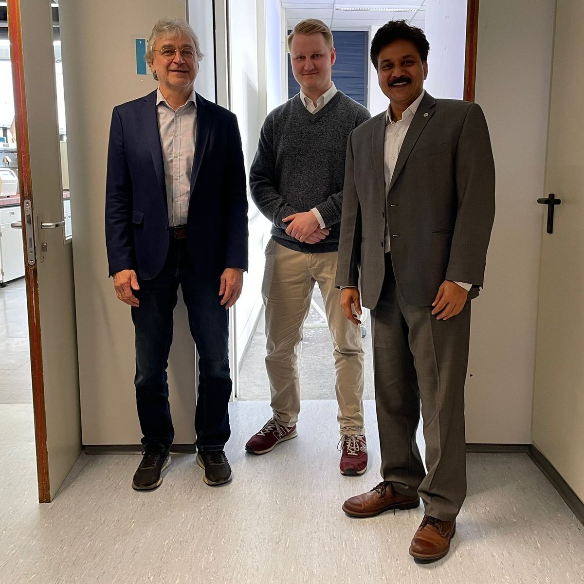 Congratulations to Niklas Almandinger for successfully defending his bachelor thesis on "Sustainable Solvent Engineering: Green Processing of Hybrid Perovskites"
We celebrate his achievements and wish you all the best, Niklas!