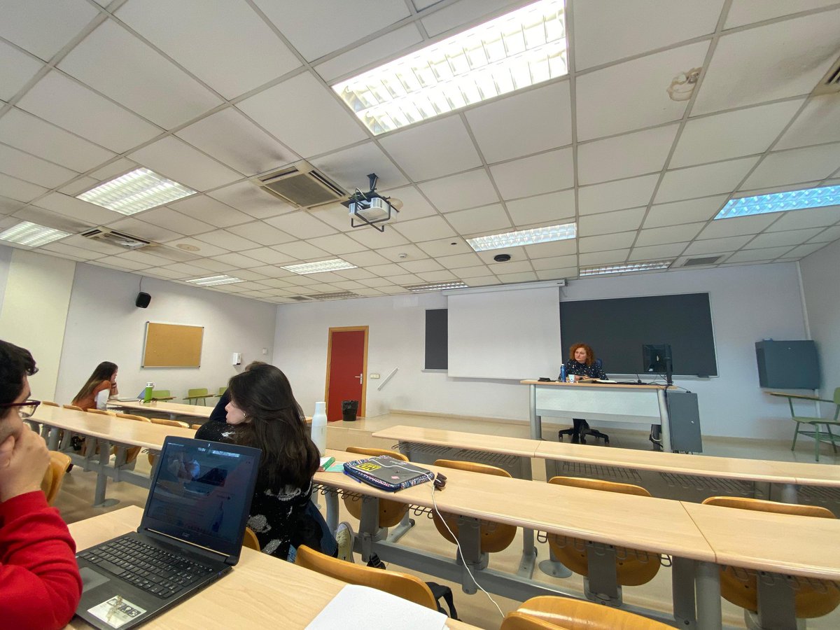 🗣️"Tenemos que trabajar en el avance de políticas contra el #cambioclimático, sin desatender los impacto sociales y territoriales de este cambio" - <a href="/laura_mmurillo/">Laura Martin Murillo</a> en la conferencia de hoy 🎙️"El conflicto entre la #agendamedioambiental y social"
¡Muchas gracias Laura! 🙌
