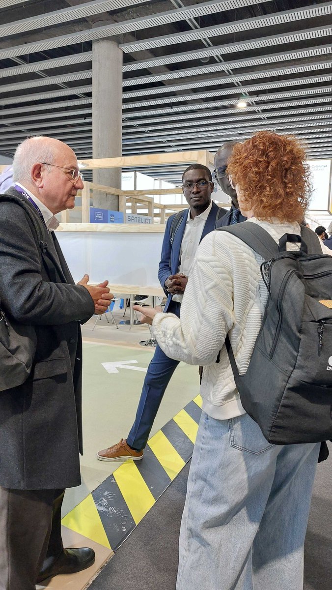 i2CAT's tweet photo. 📢 Avui l'equip de Digital Society Technologies s'ha trobat en el #MWC24 amb #FDSUT (Fonds de Développement du Service Universel des Télécommunications) per continuar la feina conjunta del projecte Living Lab Senegal.
🔎 També s'ha presentat a l'estand de la @MWCapital el projecte @Gigaglobal d'@UNICEF, i #i2CAT treballa directament amb la #FDSUT i Unicef al Senegal per aquest projecte.
💡 @cooperaciocat i la Direcció General de Societat Digital del @govern van demanar a #i2CAT que organitzessin la jornada que tindrà lloc aquest divendres a Barcelona: el #GIGADay!
ℹ️ https://t.co/sQqiEEljdE
@ITUSecGen @KittyvdHeijden @chrisfabian @ITU