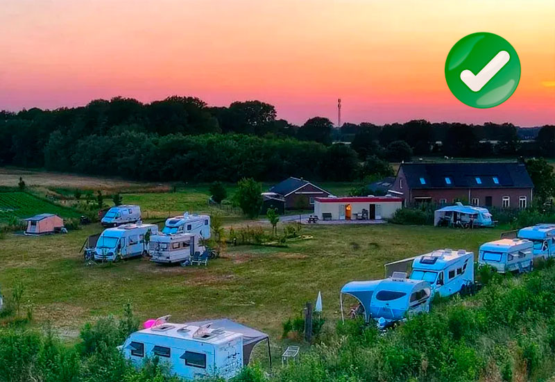 Camping &amp; Gastenverblijf De Brembroeken with 25 sites (with 6 or 10 amps of electricity), the campsite guarantees peace and space to its campsite visitors. There is also a hiker's hut and a bungalow for up to 6 people.

More info: adults-only-guide.com/camping-gasten…
