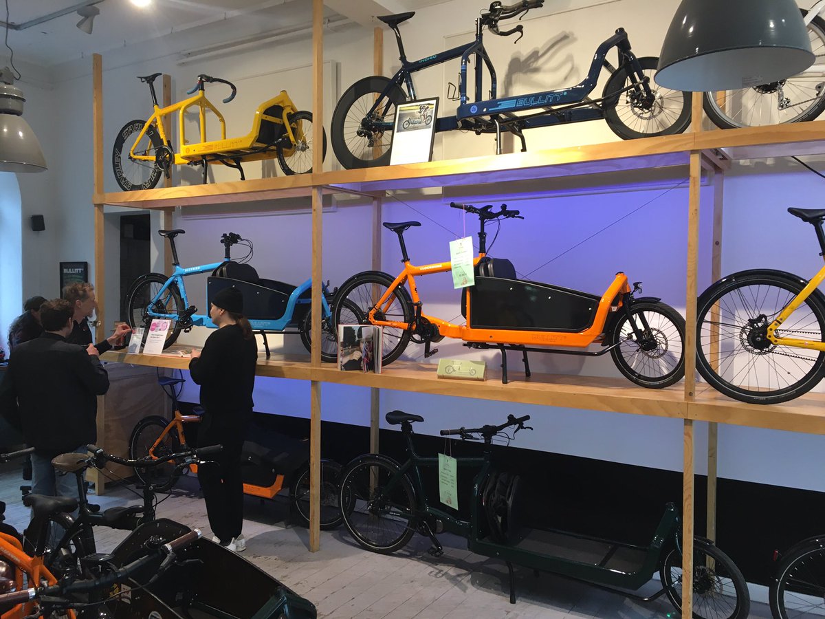 okularab's tweet photo. Självfallet måste den heliga platsen för en packcykeltaliban som underteckad besökas. Blir grymt sugen på ett kapell till racern, men måste i så fall fixa lämpliga fästen på vårt hemsnickrade flak i teakfanér. Djupa spörsmål. #LarryvsHarry #cargobikerace #København https://t.co/4rwOI46i71