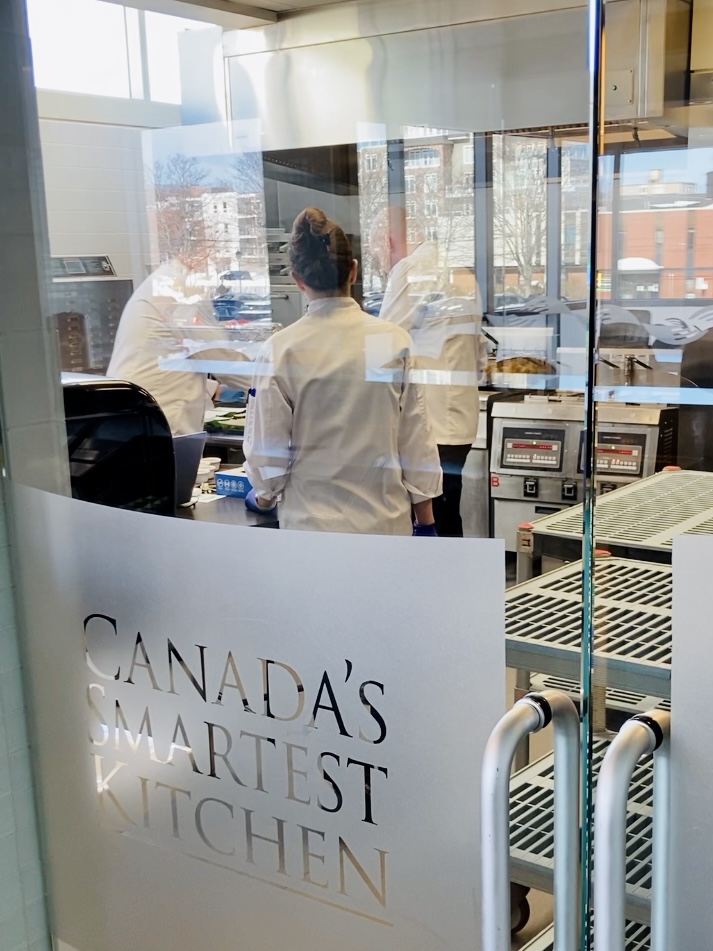 smartestkitchen's tweet photo. Our #ResearchKitchen is aglow with the vibrant synergy of a master culinary team: love to see these #TopChefs work together to pump out multiple client samples for today's delicious event ✨👩‍🍳👨‍🍳✨ #WeKnowFood #TechnicalChefService #OrderUp #TuesdayTech #PEI https://t.co/JjDsHNEmIs