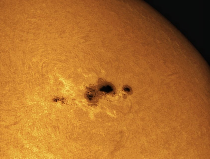 Un ratito de fotografía solar no viene mal. Grupo espectacular de manchas, si no son las mas grandes del presente ciclo les queda poco.

Daystar SolarScout 60mm.
DMK21AU04AS