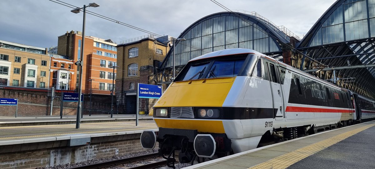 Railwaygirl2018's tweet image. This #DispatchersOfTwitter is back out &amp;amp; about!🤩

Its now time to get ready for our first part of our adventure!😍

Lets get ready to wizz down the east coast to Doncaster!🚂🚃🚃

But what is in store for us today?🤔
#RailwayFamily #Intercity225 #RailwayTwitter #Class91 #Trains