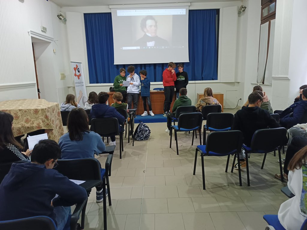MedieChelli's tweet photo. Attività #interclasse tra 3e2media. Gli alunni di terza hanno preparato brevi presentazioni degli #autoriromantici studiati :#Chopin, #Schubert e #Liszt. I ragazzi di seconda hanno assistito alle loro spiegazioni apprezzando moltissimo gli ascolti guidati proposti dai compagni. https://t.co/Bbpag8Ujwq