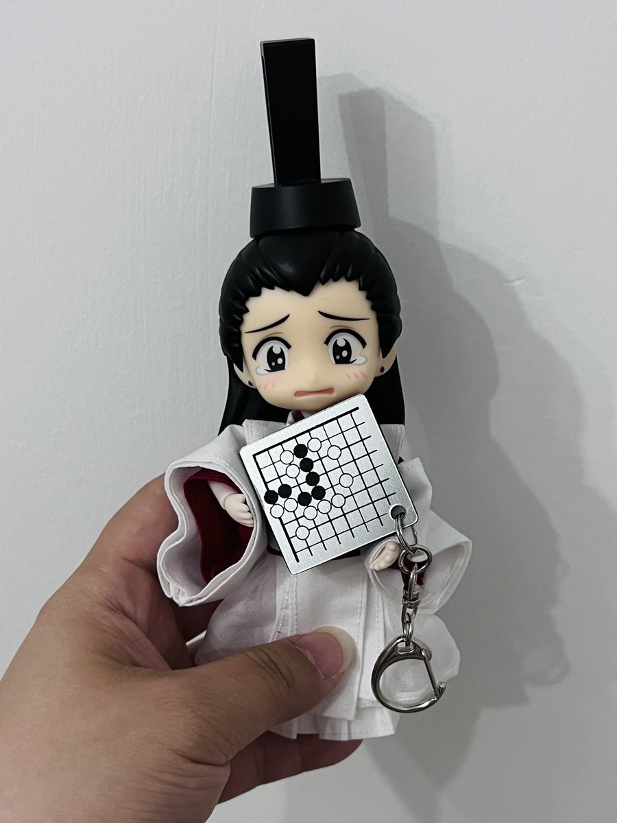 sumuli999's tweet photo. 特别感谢@mikushka11 mikisan从日本寄来的礼物❤️🥰

mikisan写的书当初看网络版的时候就感觉到非常用心，没想到这次收到了实体版，特别惊喜🥹🥹🥹

另外棋院的小礼物也非常可爱，尤其是这个棋盘小钥匙扣和哭哭脸褚大人很适配🤣

#棋魂 https://t.co/gBi00yyyrA