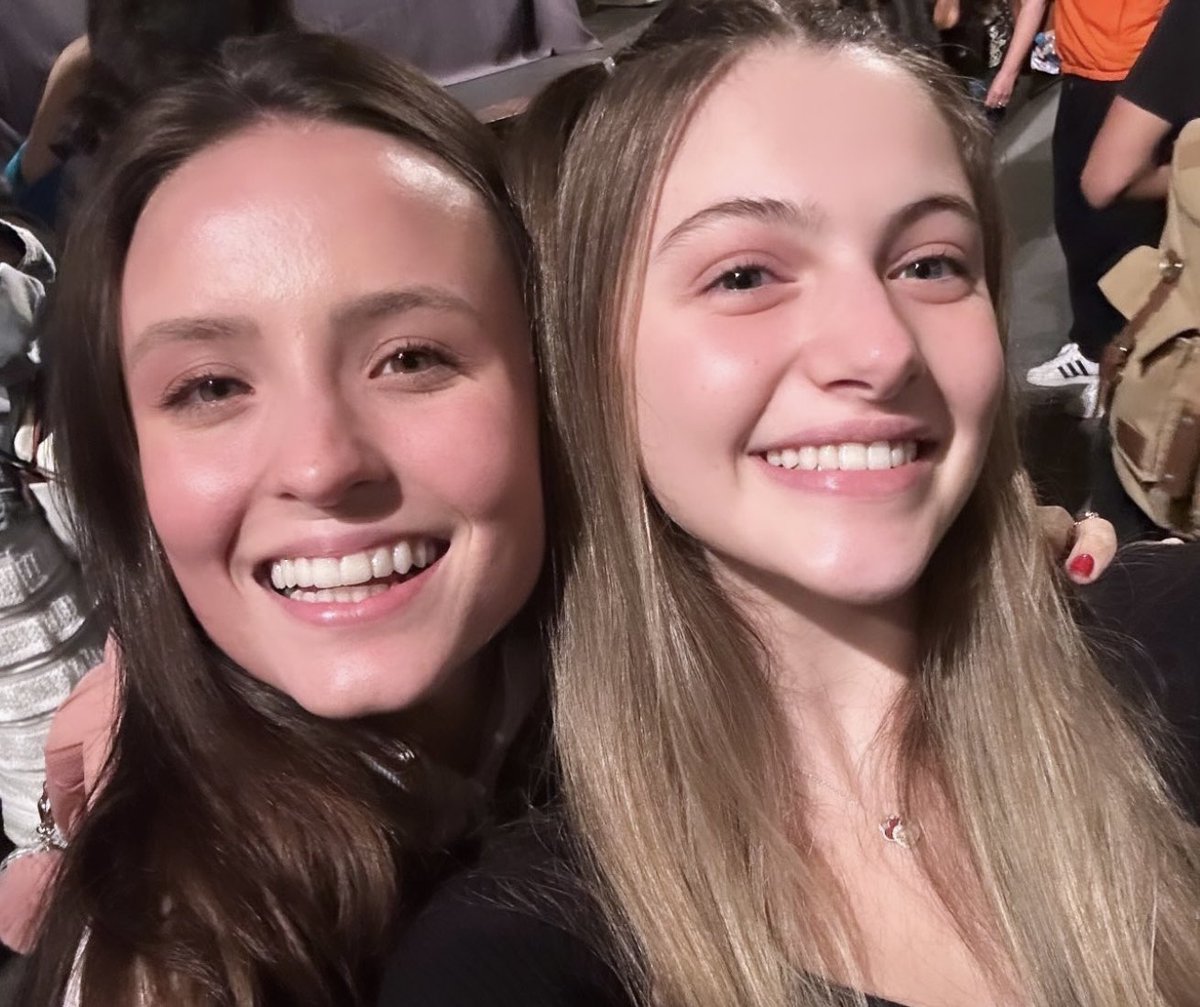 FiveCasting's tweet photo. Nossas revelações juntinhas novamente! O primeiro musical da Larissa Manoela e da Bia Brumatti foi “A Noviça Rebelde” e através da Agência Five 💚 Lindas, sucesso sempre 👏🏻 https://t.co/bpcrAR1Rj1