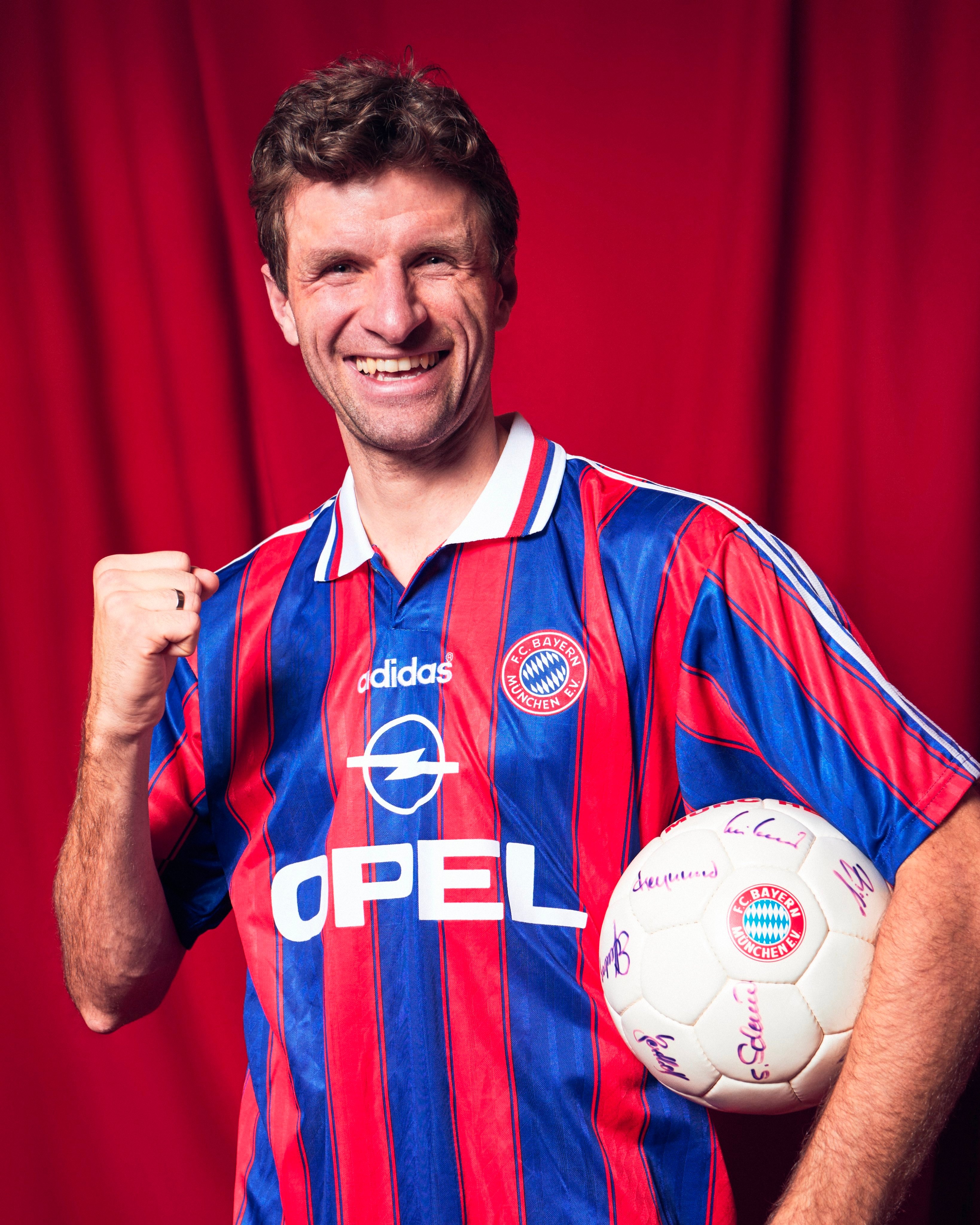 Gorras CAVS on X El Bayern Munich celebra 124 anos y subio esta foto de Muller con la camiseta retro del 95 97. Obviamente la podes conseguir en china la vi en grkits2