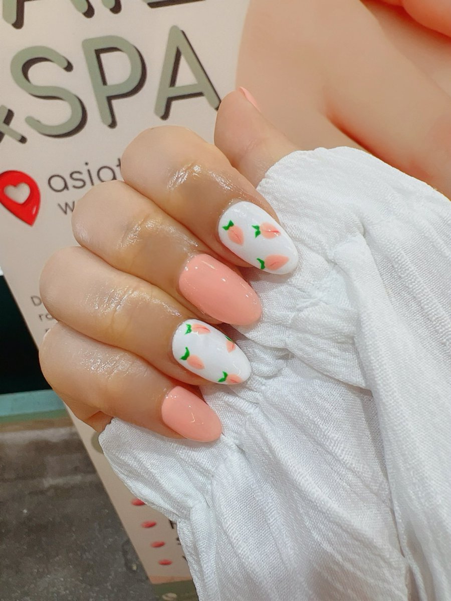 人生ではじめて爪やってもらいました🍑
ここまでスマホのボタンが押しにくくなるとは😨😨... https://t.co/FODN2MQokE