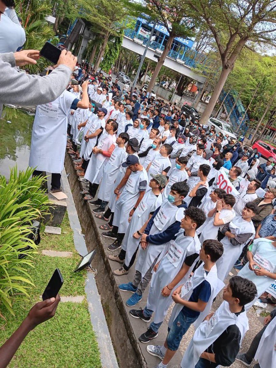 برای مهاجرین گیر مانده در اندونیزی باید یک راه حل جستجو شود.لطفا مرا فالو کنید!

#End12YearsInLimbo_Indonesia