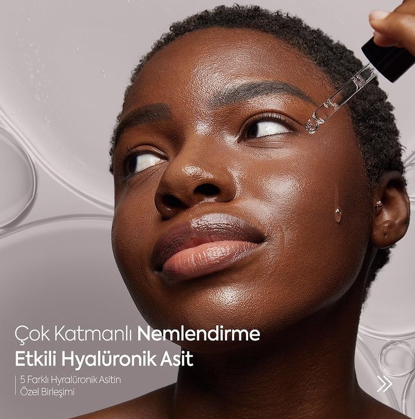 RoutinePlus's tweet image. Çok katmanlı nemlendirme ile cilt bakımınıza derinlik katın! Routine+ özel formülüyle, 5 farklı hyaluronik asit bir arada. Her bir damlada, daha dolgun ve pürüzsüz bir cilt! #hyaluronikasitserum #ciltbakımı #routineplus