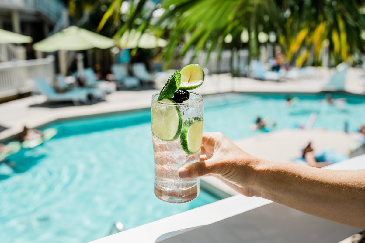 Looking for a happy hour in Key West? We have two! 🥂⁣

🍸 Blue Mojito happy hour: 4 pm - 6 pm
🦩 Four Flamingos happy hour: 5 pm - 6 pm