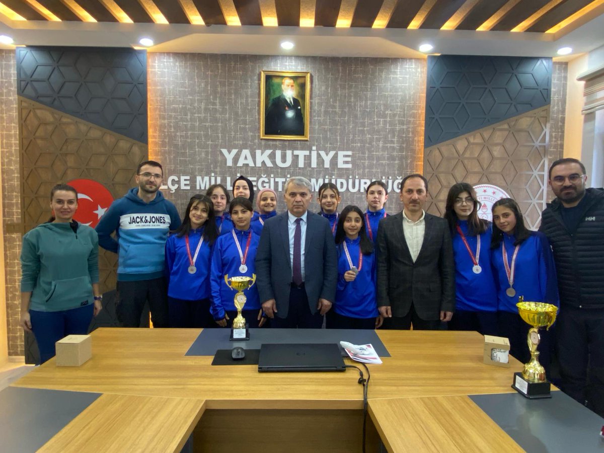 Yakutiyemem's tweet photo. Futbol Küçük Erkekler il birincisi, Voleybol Küçük Kızlar il ikincisi 
olan Hilalkent 125.Yıl Ortaokulu öğrencileri İlçe Müdürümüz Sn.Abdurrahman GAZİOĞLU'nu makamında ziyaret ederek desteklerinden dolayı teşekkür ettiler. 
@tcmeb 
@Yusuf__Tekin 
@TuncayKaldirim 
@yakupyildiz024 https://t.co/gc3egNihl1