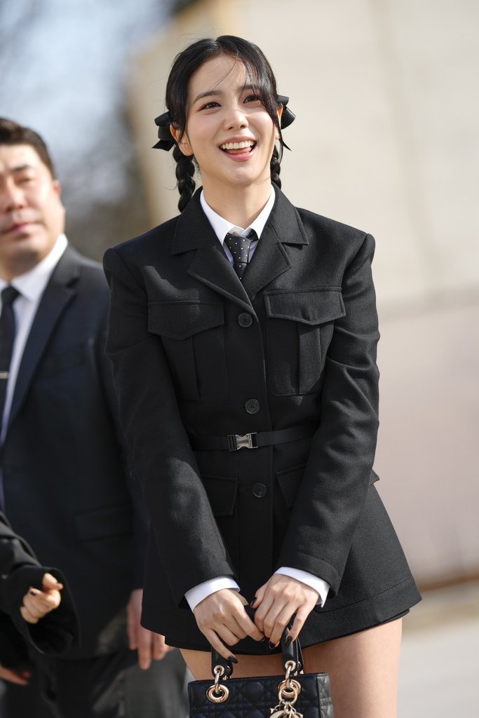 ForeverKimJisoo's tweet photo. Timeless beauty.
 Timeless elegance.  

We can’t wait to see you shine brighter than before, our Dior Double Global Ambassador.  🫶🩶

JISOO THE HUMAN DIOR #JISOOxDiorAW24 #ParisFashionWeek https://t.co/IoAfycnZOB