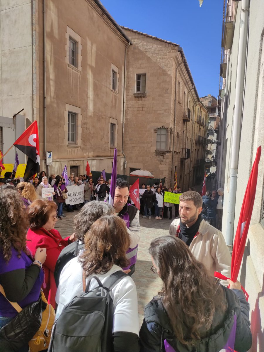 CUPNordOriental's tweet photo. Jornada de vaga del servei d'atenció domiciliària (#SAD) arreu del país. 
A Girona la manifestació ha arribat a la Diputació.
N'escoltem les reivindicacions i donem tot el suport en la seva lluita per aconseguir un conveni digne! ✊

#sadenlluita https://t.co/lGI5kyYA4J