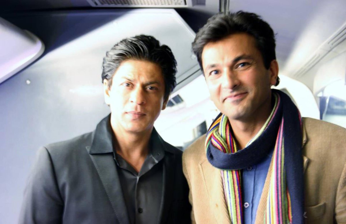 TheVikasKhanna's tweet photo. Many (most) people wouldn’t know that I directed @iamsrk for my documentary “Holy Kitchens” in 2011. ❤️
He was talking about Ramadan & “Moon of Eid”, and I told him, “Oh, here is the moon to his reflection in the vanity”. 🙈🙈🙈

Forever a fanboy. 

Thanks to my amazing friend @ajaymago