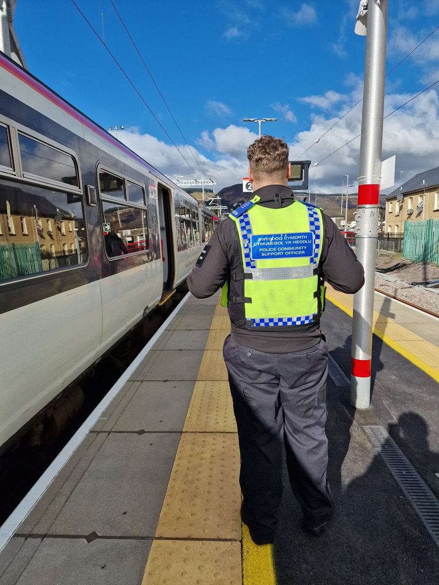 Officers have spent the morning patrolling the new #Treherbert line reassuring passengers 👮

Make sure you use the trains for travelling purposes only 🚊