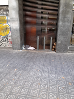 Aquí dormia el Roman. Va estar uns dies a l’hospital i els propietaris de l’espai on descansava van aprofitar per posar-hi uns pilons perquè ja no hi pogués tornar. Des d'Arrels, coneixem innumerables històries que s'amaguen rere l'arquitectura hostil.