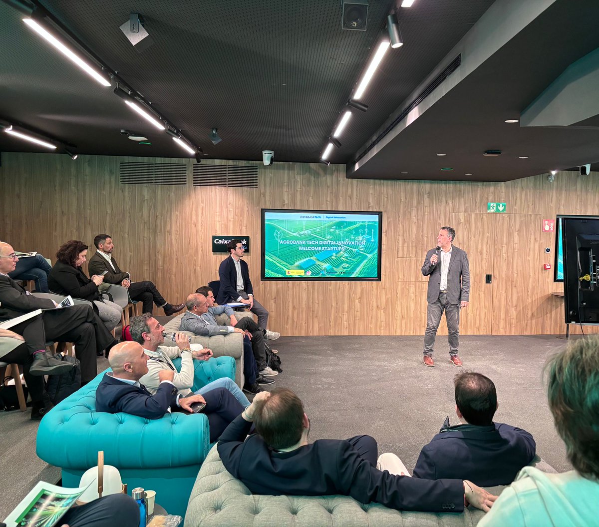 💚<a href="/JaimeCamposMun/">Jaime Campos Muñoz</a>, director de <a href="/AgroBank_CABK/">AgroBank</a>, da la bienvenida

José Ángel González, agritech manager de <a href="/Inn_Somnia/">Innsomnia Accelerator</a> explica a las startups en qué consiste #AgroBankTech #DigitalINNovation

Las 24 startups empiezan a explicar sus soluciones

¡Qué nervios!