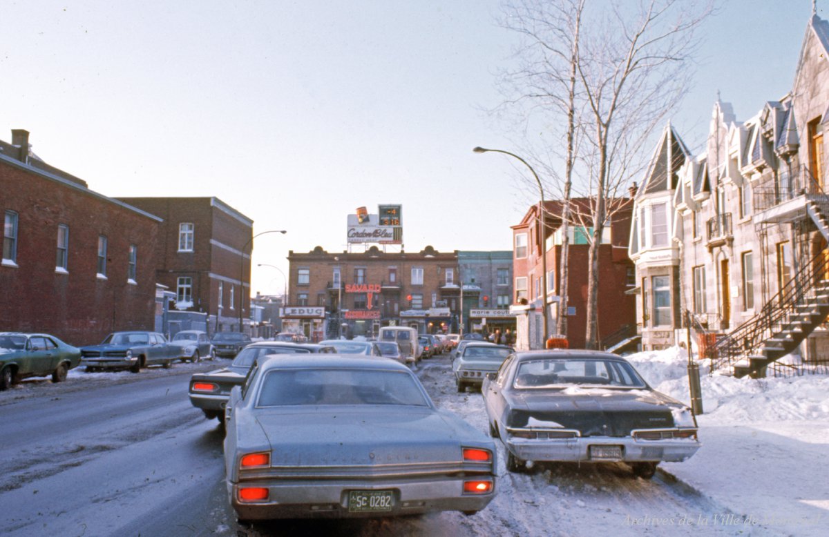 🕰️VOYAGE DANS LE TEMPS🕰️ Reconnaissez-vous ce croisement ? Nous sommes dans les années 70 sur la rue Saint-Hubert à proximité du croisement avec l’avenue du Mont-Royal. 📷Archives de la ville de Montréal @Archives_Mtl #avenuemontroyal #montroyal #plateaumontroyal #mtl #montreal