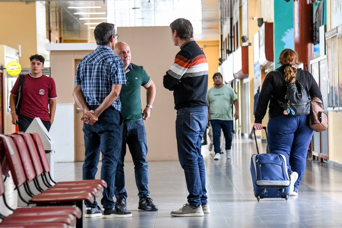 Gus_Sastre's tweet photo. Estuvimos en la Terminal de Ómnibus de #PuertoMadryn, donde recorrimos las obras que se realizaron para dotar de más y mejor iluminación a todo el edificio, tanto en su interior como en el exterior.

Celebramos este tipo de mejoras en un espacio que es muy utilizado por los vecinos madrynenses y también por quienes llegan a nuestra ciudad a través de este medio de transporte.