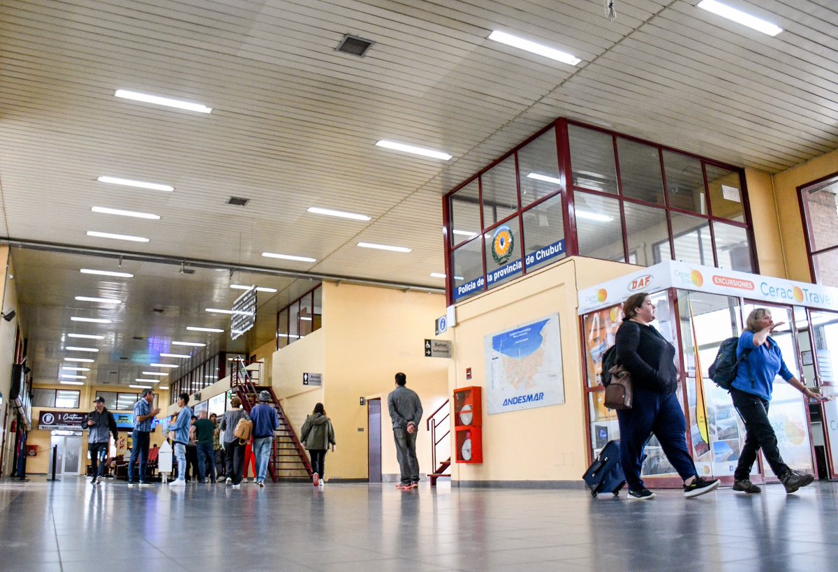 Gus_Sastre's tweet photo. Estuvimos en la Terminal de Ómnibus de #PuertoMadryn, donde recorrimos las obras que se realizaron para dotar de más y mejor iluminación a todo el edificio, tanto en su interior como en el exterior.

Celebramos este tipo de mejoras en un espacio que es muy utilizado por los vecinos madrynenses y también por quienes llegan a nuestra ciudad a través de este medio de transporte.
