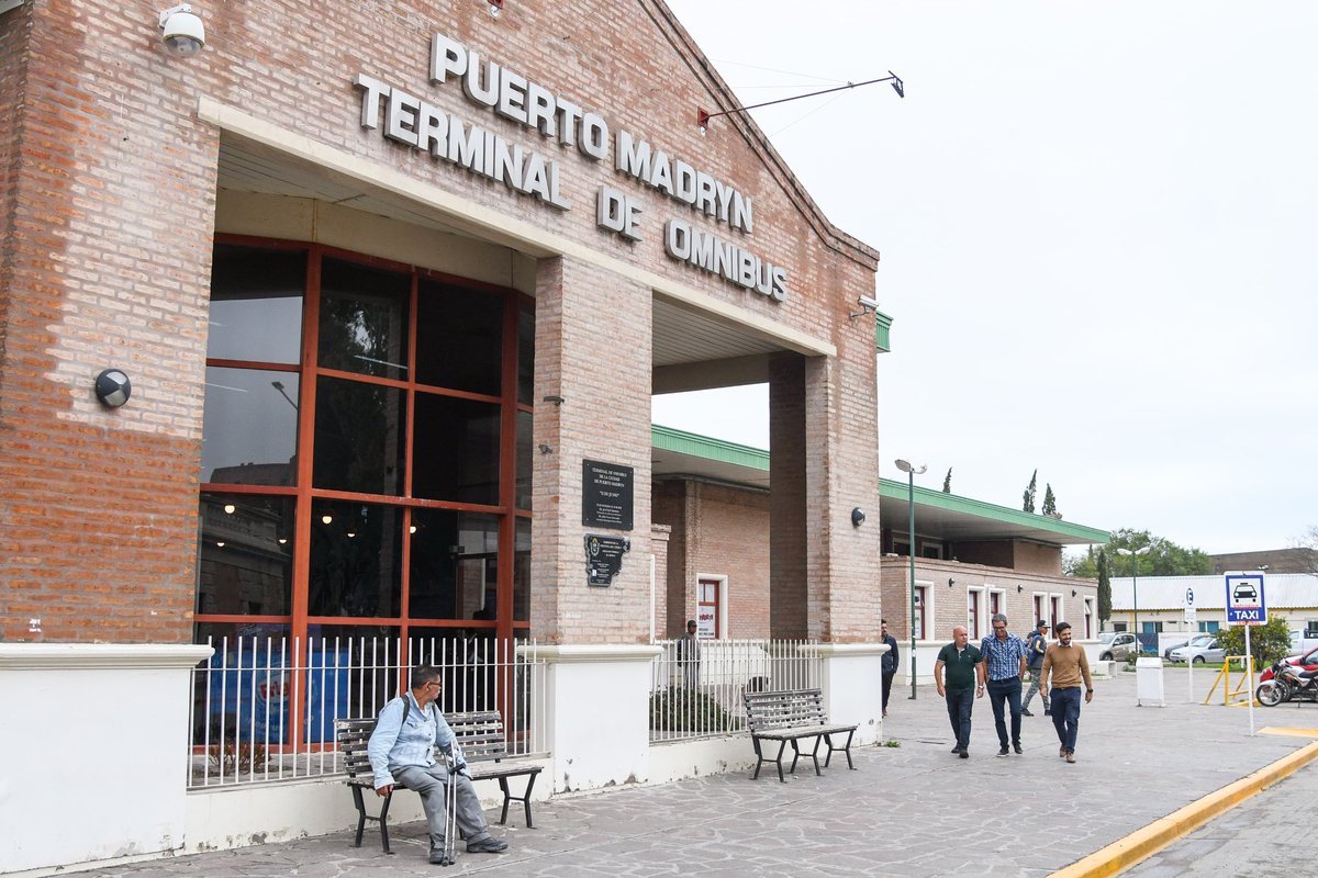 Gus_Sastre's tweet photo. Estuvimos en la Terminal de Ómnibus de #PuertoMadryn, donde recorrimos las obras que se realizaron para dotar de más y mejor iluminación a todo el edificio, tanto en su interior como en el exterior.

Celebramos este tipo de mejoras en un espacio que es muy utilizado por los vecinos madrynenses y también por quienes llegan a nuestra ciudad a través de este medio de transporte.