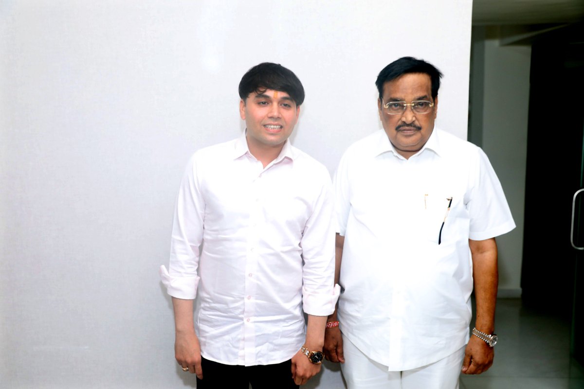 Pawanpsindhi's tweet photo. Today Meet State President Shri C R Patil ji at Residence Gandinagar...

खुशबू बनकर गुलों से उड़ा करते हैं, धुआं बनकर पर्वतों से उड़ा करते हैं, ये कैंचियाँ खाक हमें उड़ने से रोकेगी, हम परों से नहीं हौसलों से उड़ा करते हैं। https://t.co/miLb2ameJx