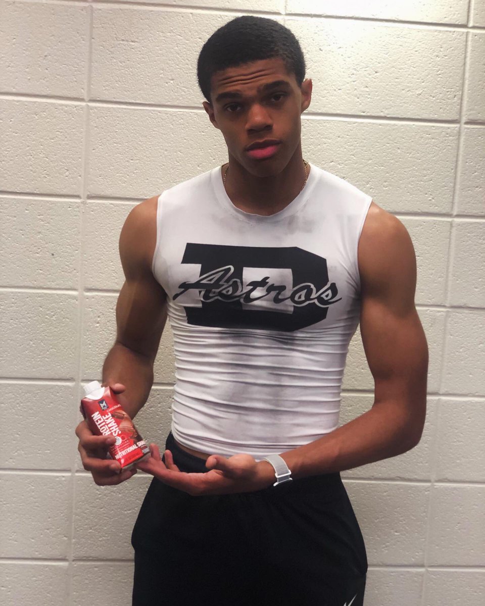 coach_uzzi's tweet photo. Awesome lift this morning! But one player brought the JUICE more than everyone else! Our Juice player of the day is Adonis McCrary!!! (@MccraryAdonis) #DouglassFBStrength #WhynotDoug #BeElite #BeDifferent https://t.co/RuC7peZXps