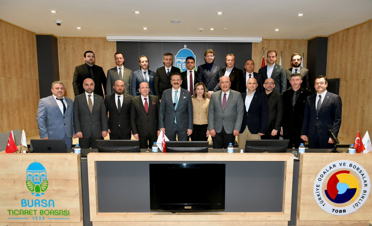 RHisarciklioglu's tweet photo. Bursa Ticaret Borsası’nı ziyaret ederek meclis üyelerimiz ile bir araya geldik.

Bursa Ticaret Borsası Başkanımız Özer Matlı, Meclis Başkanımız Mehmet Aydın ve Meclis üyelerimizi çalışmalarından dolayı kutluyorum.

Türkiye’nin ilk tarım meslek lisesi olan Hamidiye Mesleki ve Teknik Anadolu Lisesi’ne MEB, TOBB ve TOBB ETÜ arasında imzalanan Mesleki Eğitim İşbirliği Protokolü kapsamında hamilik yapan, örnek çalışmalara imza atan @BursaTB_‘nı ayrıca tebrik ediyorum.

Bu yıl 💯. yıl dönümünü kutlayacak olan Bursa Ticaret Borsası kurucularını ve emeği geçenleri saygı ve minnetle yad ediyorum.