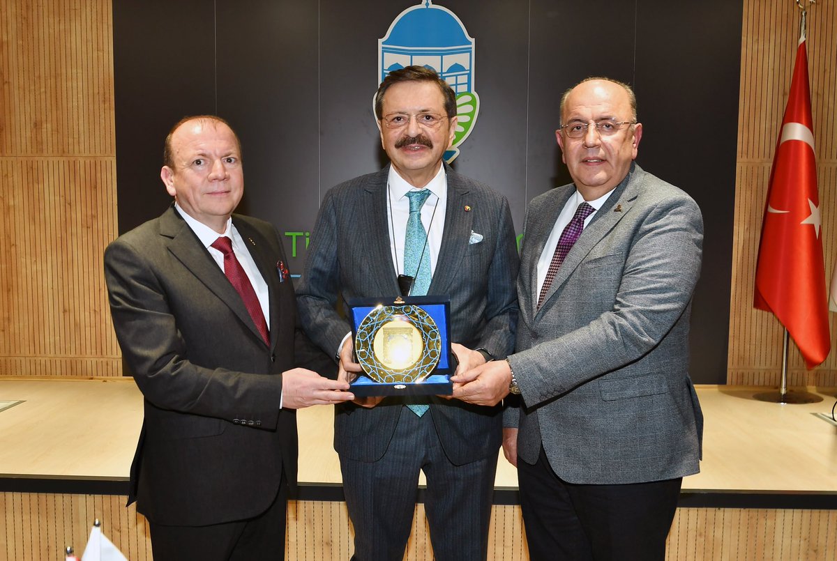 RHisarciklioglu's tweet photo. Bursa Ticaret Borsası’nı ziyaret ederek meclis üyelerimiz ile bir araya geldik.

Bursa Ticaret Borsası Başkanımız Özer Matlı, Meclis Başkanımız Mehmet Aydın ve Meclis üyelerimizi çalışmalarından dolayı kutluyorum.

Türkiye’nin ilk tarım meslek lisesi olan Hamidiye Mesleki ve Teknik Anadolu Lisesi’ne MEB, TOBB ve TOBB ETÜ arasında imzalanan Mesleki Eğitim İşbirliği Protokolü kapsamında hamilik yapan, örnek çalışmalara imza atan @BursaTB_‘nı ayrıca tebrik ediyorum.

Bu yıl 💯. yıl dönümünü kutlayacak olan Bursa Ticaret Borsası kurucularını ve emeği geçenleri saygı ve minnetle yad ediyorum.