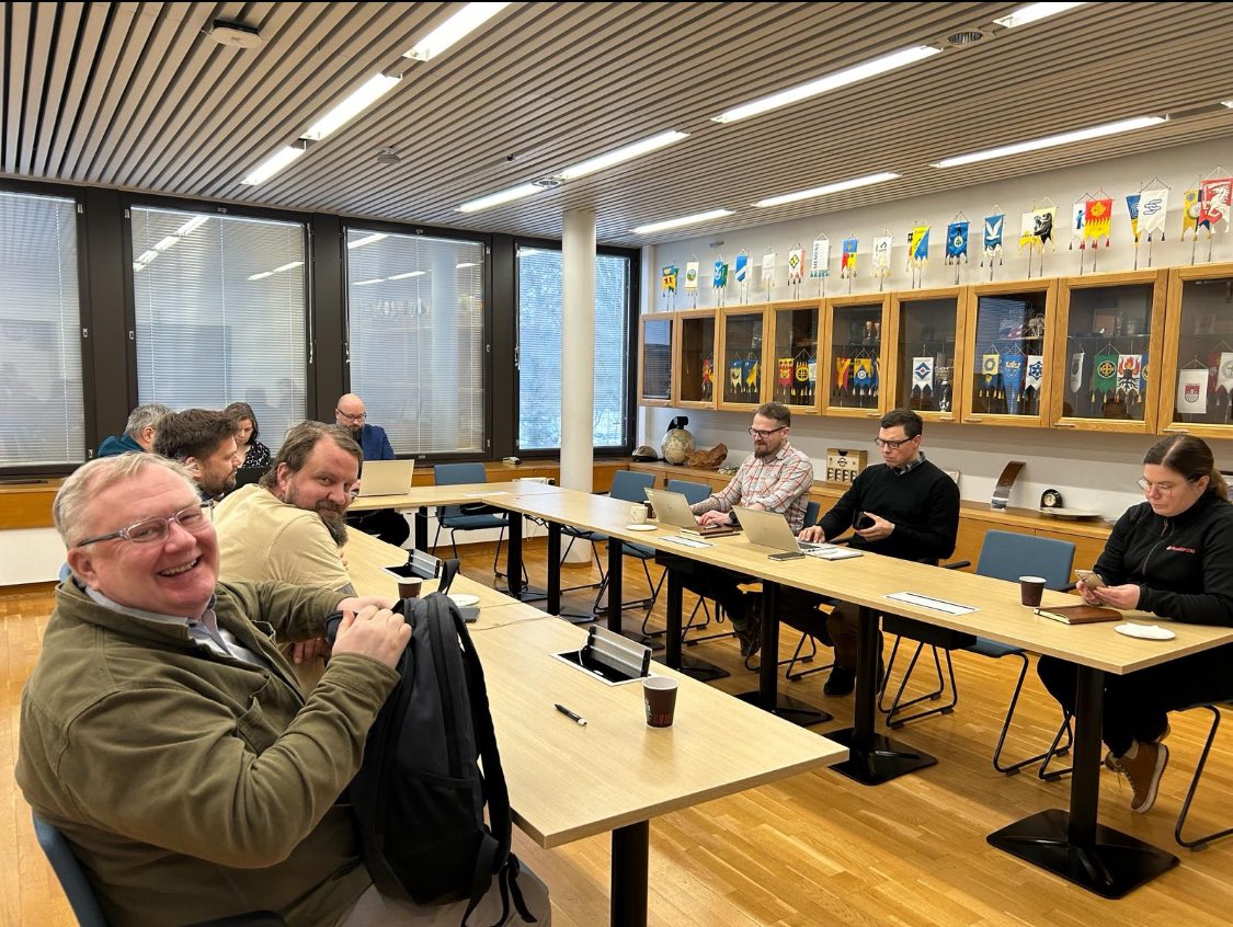 ulvilan's tweet photo. Vuoden toinen elinkeinotiimi koolla ajankohtaisten asioiden parissa kaupungintalolla 👏🏻 Runvilakin mainittu 🎶
#yhdessä #yrittäjät #ulvilankaupunki #prizztech https://t.co/T3W9aaiG0S