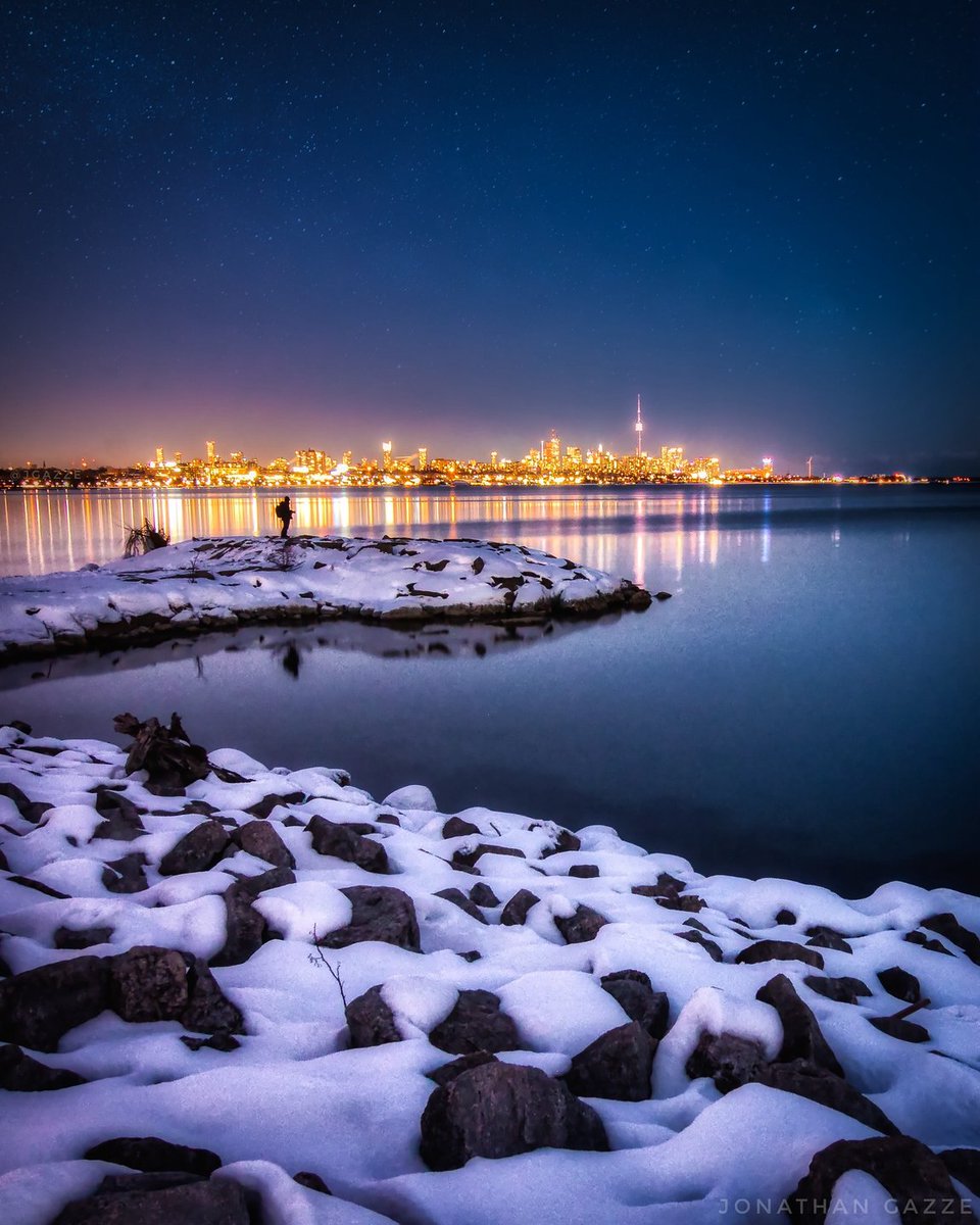 Views from Humber Bay to the #Toronto skyline. 🙌 📸 @jgazze 📍 @destination_toronto #DiscoverON