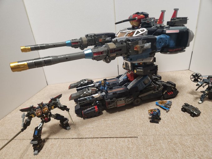 この状態でも気を抜くと後ろに倒れそうでヒヤヒヤするあとランディングギア立てればダイオンにも載せれるのね#ダイアクロン #ロボットベース 