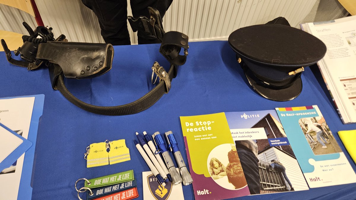 senediever's tweet photo. 📷
Gisterenavond  PWS-markt en -presentaties van  examenkandidaten van 4TL in Diever.  Onze leerlingen hadden zich goed voorbereid en kwamen met o.a.  vegahapjes, lichtshows, tractor, kettingzaag en motor op school ter  ondersteuning van hun #profielwerkstuk. 
@stadenesch #Diever https://t.co/SCvX3TxttO