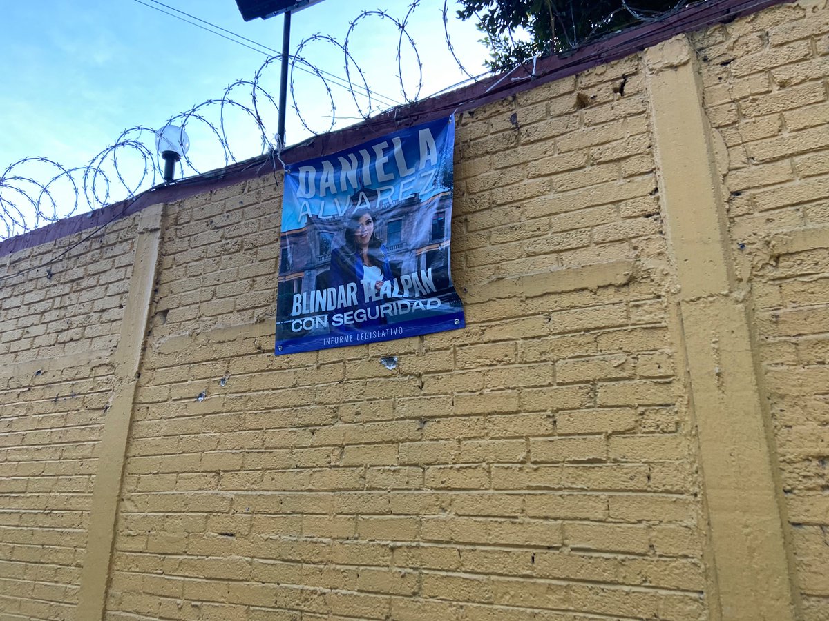IsraelSalgadoR's tweet photo. Poner lonas y pegar carteles por todos lados no es “Blindar Tlalpan” @DanyAlvarezca. Tu publicidad en @TlalpanAl aparece en espacios públicos como oficinas de gobierno, pilares, postes de cámarasC5 incluso escuelas, cuando está estrictamente prohibido hacerlo! @ContraloriaCDMX https://t.co/ENA42SNn63