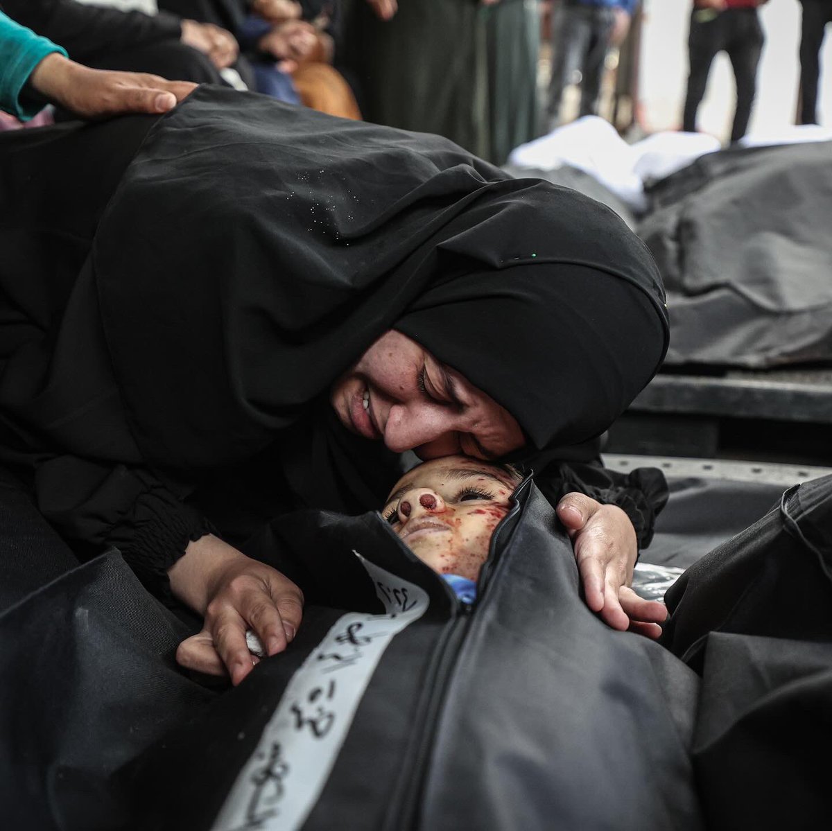 loayphoto's tweet photo. Photos | Relatives of Palestinians from the Zatma family, who died during an Israeli air strike on their home in Rafah, cry next to their wrapped bodies, outside Al-Najjar Hospital in Rafah, southern Gaza Strip, Feb 27, 2024.

(@loayphoto for @washingtonpost 📷) https://t.co/VuCuJwuNkk
