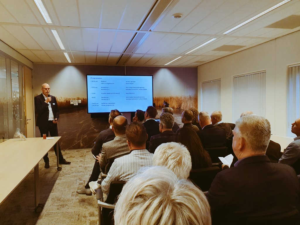 Op bedrijfsbezoek <a href="/UWVnl/">UWV</a> met <a href="/CCNWF/">Commerciële Club NWF</a>. Henk Heijink rayonmanager opent. Benieuwd naar workshops en @AbelReitsma die iets over Human Capital Agenda Noord Nederland gaat vertellen.
#bedrijfsbezoek #ccnwf #uwvfriesland