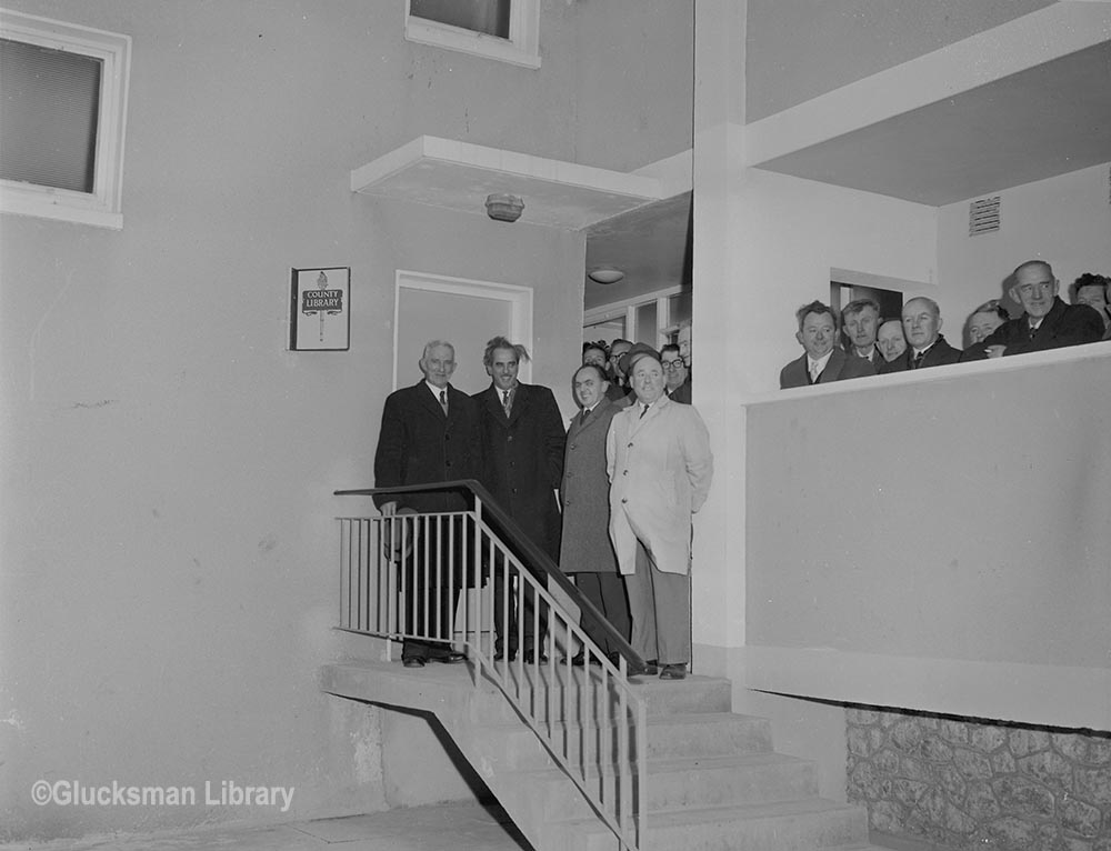 Happy World Book Day! These are photographs of the opening of a new library at Drumgeely Hill, in Shannon in February 1963. This collection is being catalogued as part of the @wellcometrustfunded New Jerusalems project! #NewTownArchives @ULLibrary @clarelibrary #WorldBookDay