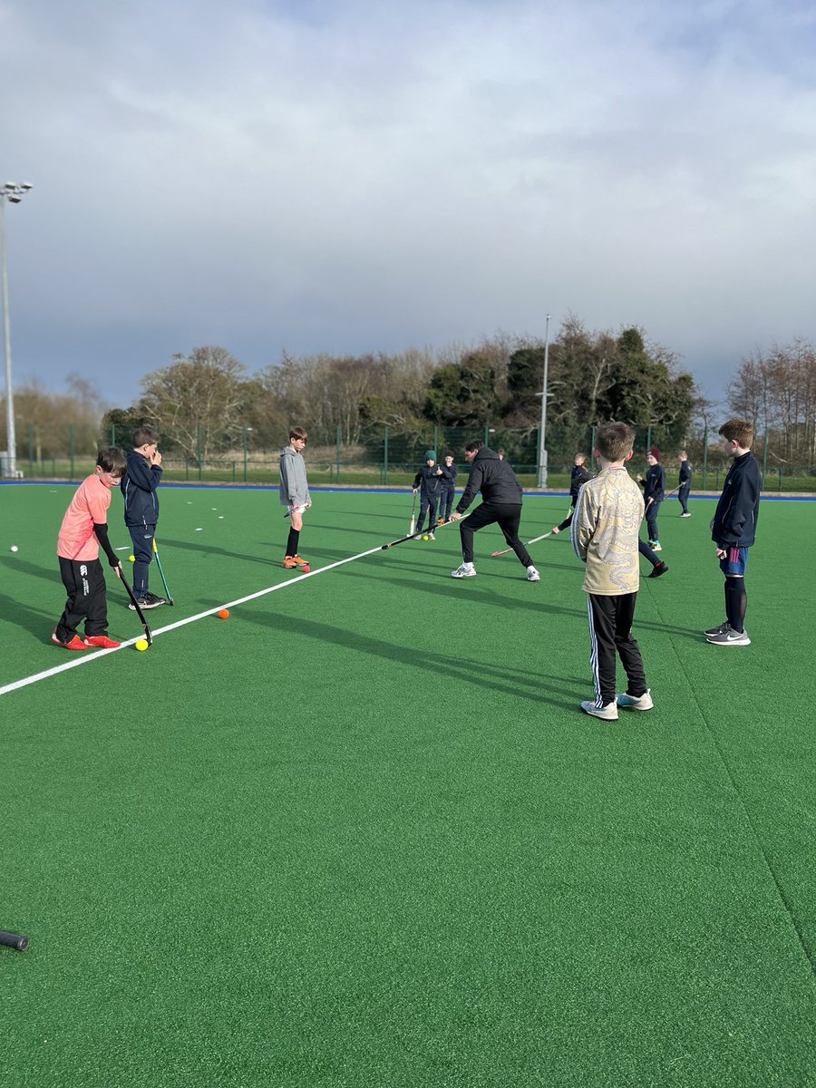 Our hockey squad were very fortunate to have a coaching session from @sullivan_upper 1st hockey coach and goal keeper this afternoon at Aurora. @ANDborough @sullivan_upper @UlsterHockey
